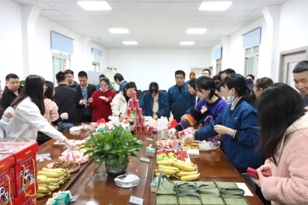 Hot Spring Day, Hot Life | Okai Sausage Making Machines distributes "Goddess Day" gifts to female employees